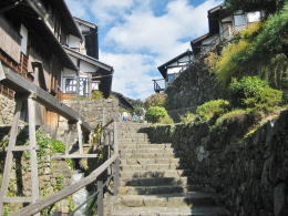 ���`�̉��̐Βi