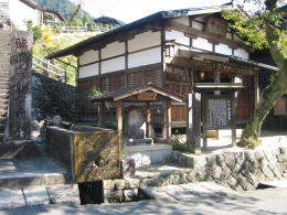 ���R�E���̐Ε�