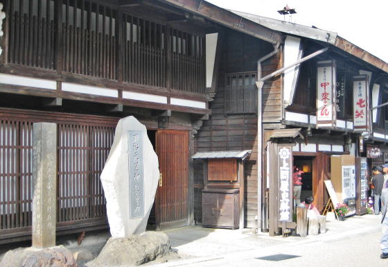 ��≮�j����