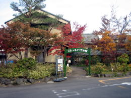 �����蔎���ق̑O��